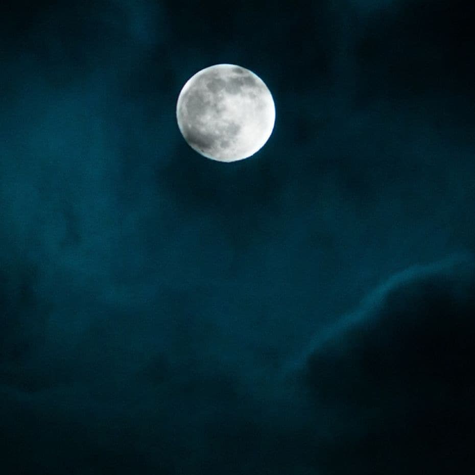 Zdjęcie jasnego księżyca w pełni na granatowym niebie